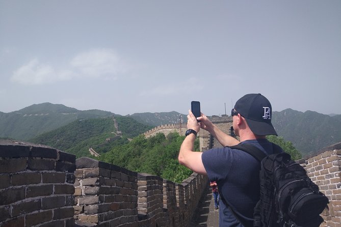 2 Sections Great Wall Hiking Tour to Mutianyu & Huanghuacheng - Lunch at a local spot: where the day gets real