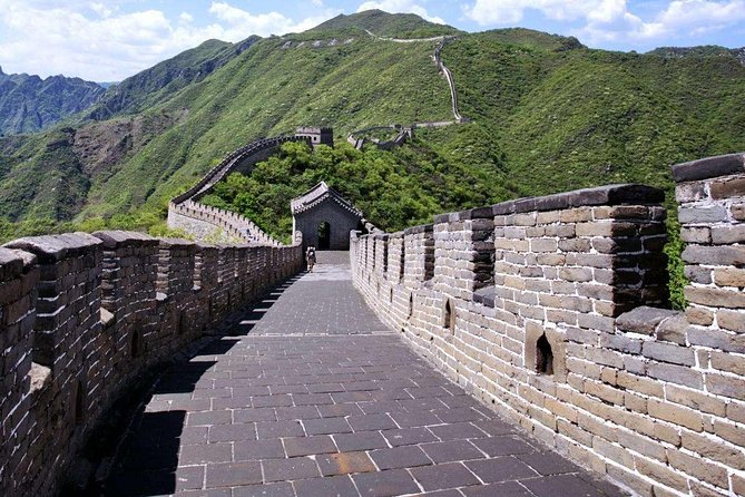 3-Day Beijing Group Tour Including Forbidden City And 2 Parts Of Great Wall - Entering Forbidden City and learning at the Chinese medicine center