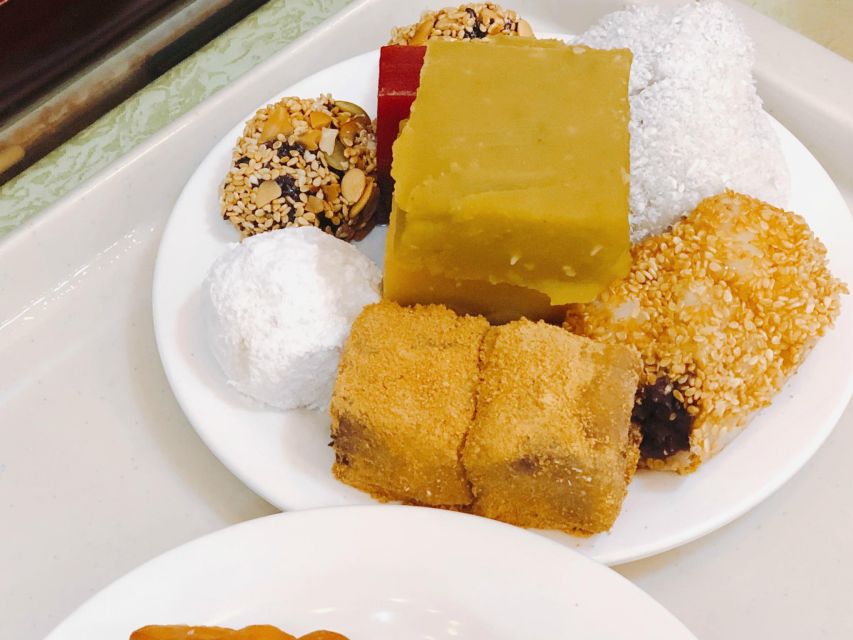 Beijing: Hutong Culinary Walking Tour with 15+ Tastings - How the local guide makes the whole thing work