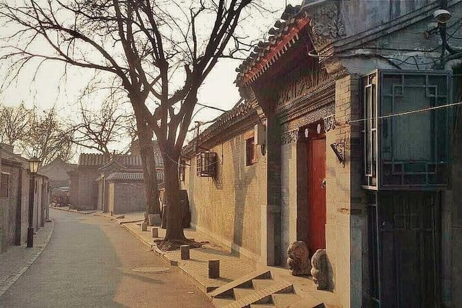 Beijing Hutong Neighborhood: Food and Dinner Tour - Stop 1 in Dongsi Hutong: alley life before the first bite