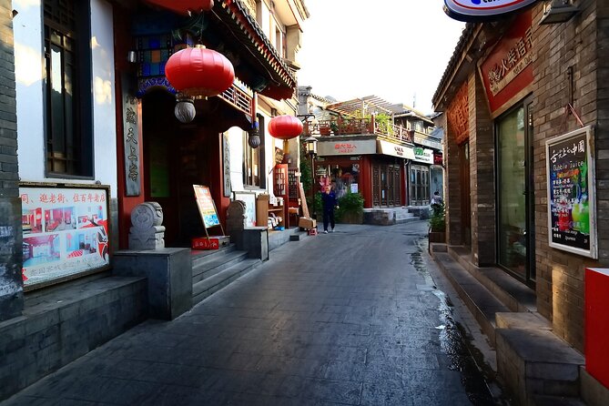 Beijing Hutong Night Tour with Yunnan Style Dinner and Chartered Boat Ride at Houhai Lake - Stop 2: One Hour on a Chartered Boat at Houhai Lake
