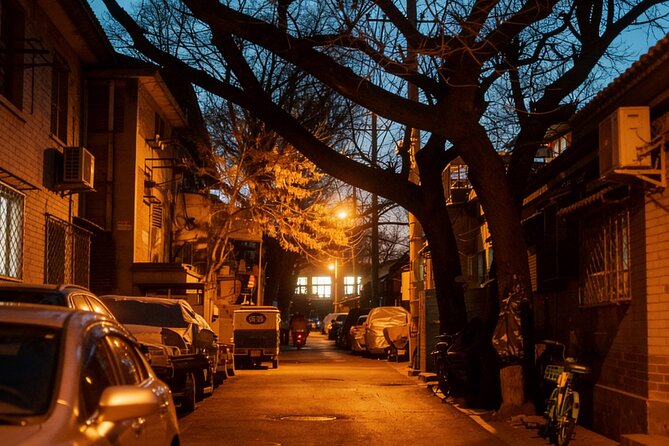 Beijing Hutong Night Tour with Yunnan Style Dinner and Chartered Boat Ride at Houhai Lake - Stop 4: Yandai Xie Street (Tobacco Alley) for Souvenir Time