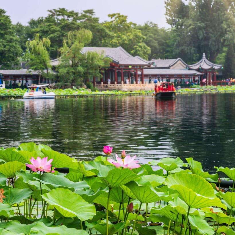 Beijing: Hutong Private Tour - Rickshaw Ride & English Guide - Yandai Xiejie: the slanted old street for crafts, teahouses, and quick photos