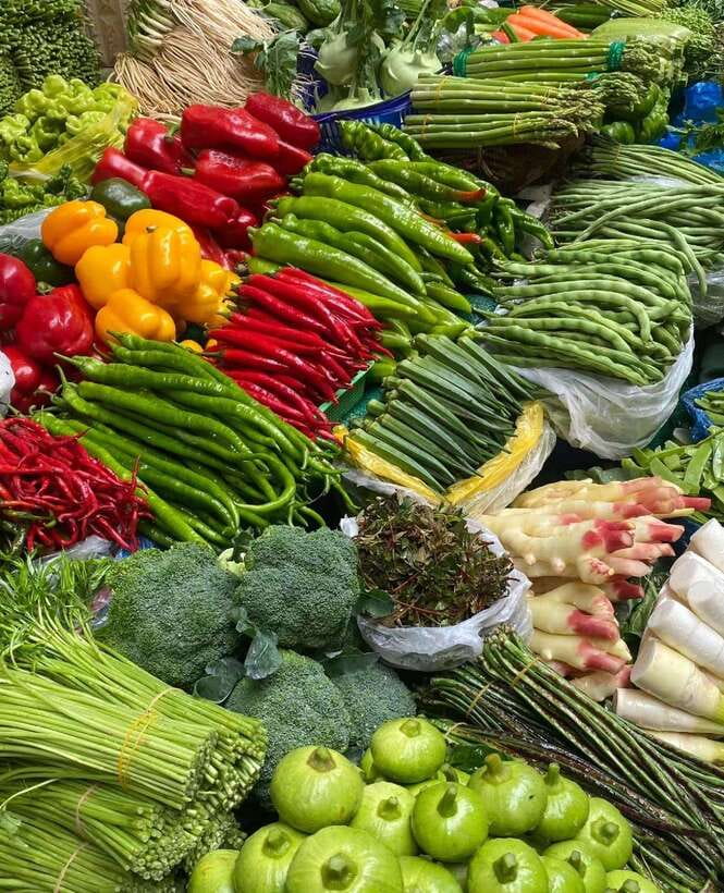 Beijing Market Tour with 10-course Family Feast - The market hour: ingredient shopping with real vendor talk