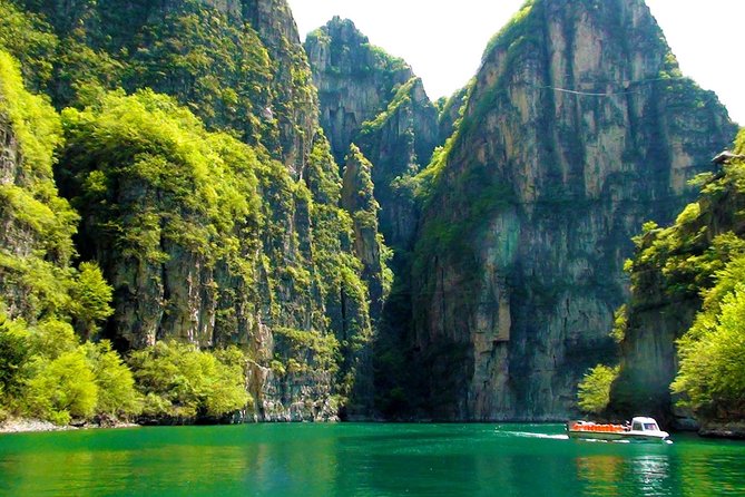 Beijing Private Tour to Badaling Great Wall and Longqing Gorge with Boat Ride - Lunch at a local Chinese eatery, plus vegetarian planning