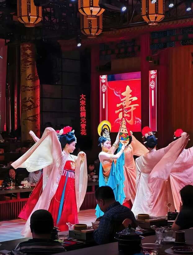 Beijing Royal Banquet with Chinese culture prefermance - What the venue size teaches you: exhibition, then tasting