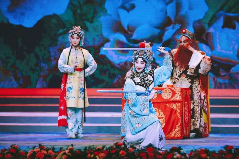 Beijing: Traditional Cultural Show Peking Opera Tickets - Your evening schedule: from e-ticket exchange to curtain call