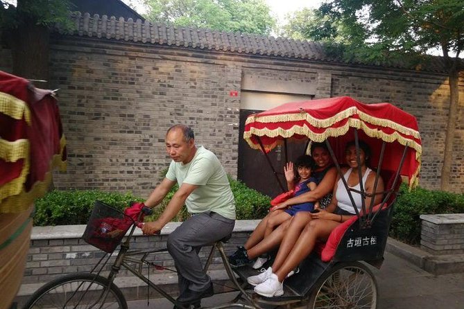 Great Wall-Forbidden City-Hutong Private Layover Guided Tour - Hutong tour around Shichahai and Nanluoguxiang: street-level Beijing