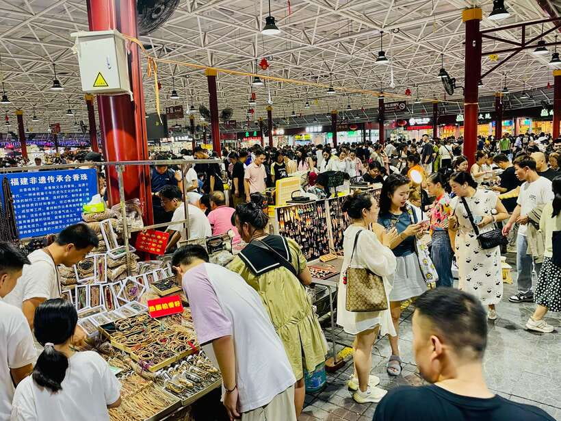Night Market Haggling Adventure with an English Guide! - First Shopping Round: 1 Hour to Scope, Compare, and Decide