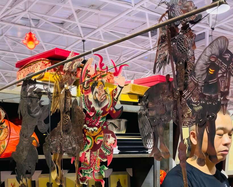 Night Market Haggling Adventure with an English Guide! - Snack Break Around the Market: 30 Minutes of Local Bites