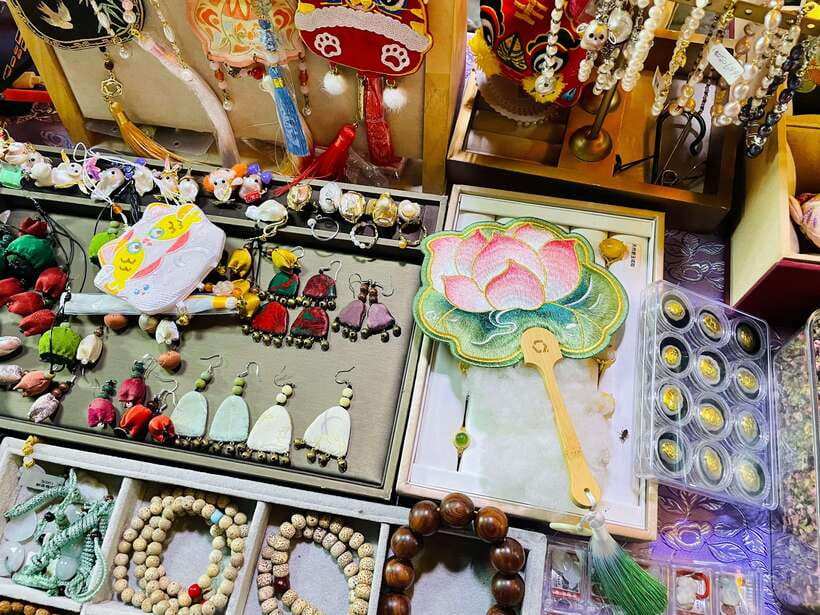 Night Market Haggling Adventure with an English Guide! - Bargaining Tips That Work at Panjiayuan (With or Without Perfect Language)