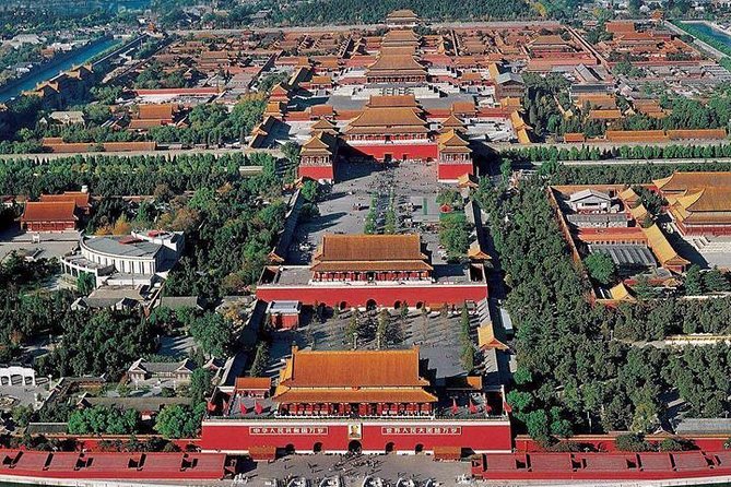 One way private transfer between Beijing railway station and downtown Beijing - The ride: air-conditioned comfort, luggage space, and tech you can use