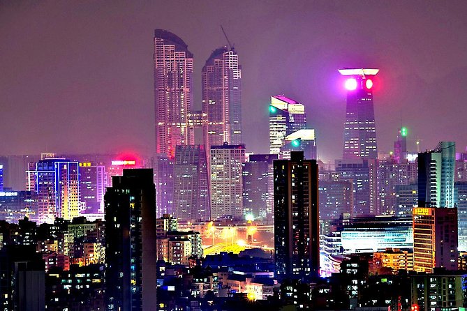 Private Beijing Night Tour including Din Tai Fung Dinner - The magic giant LED screen and photo timing that helps